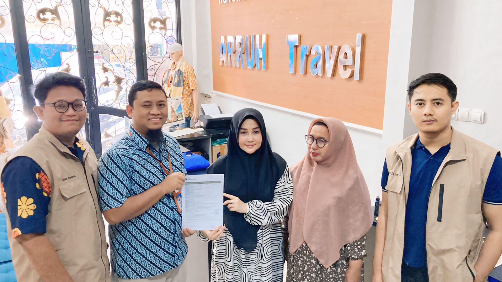 Jajaran Arruh Travel foto bersama LSUHK EKUALINDO EAS Certification