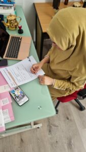 Penandatangan Surat Peniliaian dari LSUHK Ekualindo